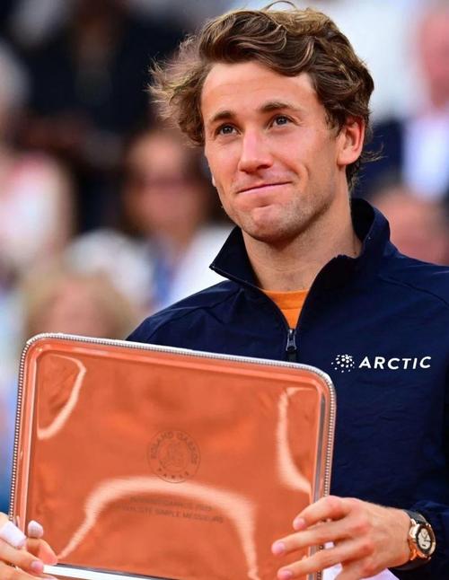 巴媒：维尼修斯向家乡投资330万欧，翻新学校并提供免费教育